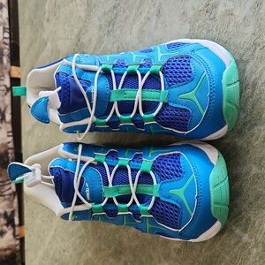 Womens Speedo water shoes, size 7, blue and green trim.